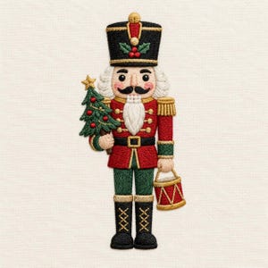 Può includere: Una toppa ricamata raffigurante un soldatino schiaccianoci con cappello nero decorato con agrifoglio rosso e verde, giacca rossa con finiture dorate e pantaloni verdi. La figura tiene un piccolo albero di Natale verde e un tamburo rosso.