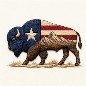 Può includere: Immagine ricamata di un bisonte con la bandiera americana incorporata nel suo design. La testa del bisonte è blu con una stella bianca e il corpo presenta strisce rosse e bianche. Le montagne sono raffigurate sulla schiena del bisonte, con pelliccia marrone ed erba beige.