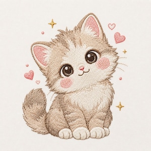 Op de afbeelding: Een borduurontwerp van een pluizig lichtbruin cyperse kitten met grote donkere ogen, roze wangen en puntige oren. Het kitten is omringd door kleine geborduurde roze hartjes en gouden vierpuntige sterren op een effen gebroken witte achtergrond.
