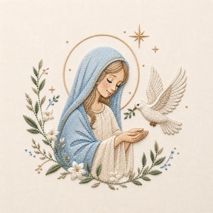 Puede incluir: Imagen bordada de una mujer con velo azul, con halo, extendiendo las manos hacia una paloma blanca con una rama de olivo. La imagen está rodeada por una corona de hojas verdes y flores blancas, con una estrella y un halo dorados.