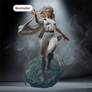 Op de afbeelding: Een wit beeldje van een vrouw in een wit bodysuit en cape, met grijs haar, in een dynamische pose. Het beeldje staat op een doorschijnende blauwe basis, met het woord "Bestseller" in een witte ovaal linksboven.