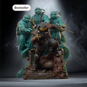 Könnte beinhalten: Detaillierte Statue einer Teenage Mutant Ninja Turtle in schwarzer Kleidung, die eine Waffe hält, mit drei weiteren Schildkröten im Hintergrund. Die Statue steht auf einem Ziegel- und Metallsockel, mit einem rauchigen Hintergrund. Das Wort "Bestseller" steht in einem weißen Feld.