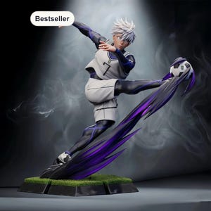Op de afbeelding: Een dynamisch beeldje van een voetballer in volle actie, gekleed in een wit en grijs uniform met nummer 7. De figuur heeft wit haar en staat tegen een rokerige achtergrond met paarse en zwarte accenten. Het woord "Bestseller" is zichtbaar.