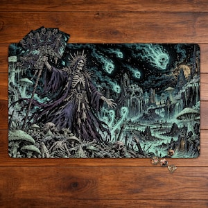 Peut inclure: Un tapis de jeu rectangulaire présentant une illustration de dark fantasy avec un squelette en robe violette tenant un bâton, entouré de crânes bleu sarcelle lumineux, de champignons et d'un paysage gothique sous une pleine lune.
