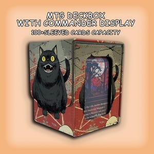 Könnte beinhalten: MTG-Deckbox mit Commander-Display, Platz für über 100 Karten mit Hüllen. Die Box zeigt eine Cartoon-Illustration einer schwarzen Katze auf rotem und grauem Hintergrund. Der Text auf der Box lautet "MTG DECKBOX WITH COMMANDER DISPLAY 100+SLEEVED CARDS CAPACITY."
