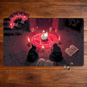 Puede incluir: Alfombrilla de juego con un ganso blanco dentro de un pentagrama rojo, rodeado de velas y figuras encapuchadas. La obra de arte tiene un tema oscuro y gótico con un toque de humor. También se ven una baraja de cartas y dados.