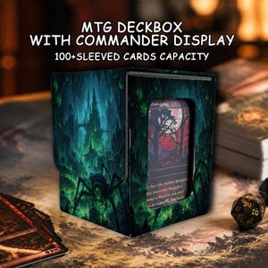 Puede incluir: Una caja de mazos MTG rectangular con expositor de comandante, con una ilustración de bosque en verde oscuro y negro con una araña grande. La caja tiene una ventana frontal que muestra una carta y el texto MTG DECKBOX WITH COMMANDER DISPLAY 100+SLEEVED CARDS CAPACITY.