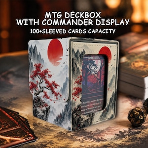Op de afbeelding: Een rechthoekige MTG-deckbox met een displayvenster voor een commander, voorzien van een print van bergen, een rode zon en een boom met rode bladeren. De tekst luidt MTG DECKBOX WITH COMMANDER DISPLAY en 100+ SLEEVED CARDS CAPACITY.
