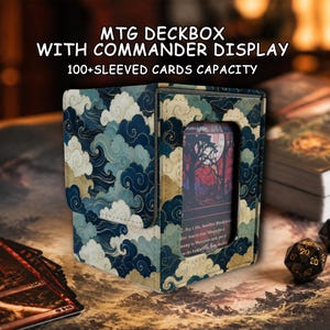 Pode incluir: Uma caixa para cartas com um padrão de nuvens em azul, creme e azul-petróleo escuro. A parte frontal inclui uma janela transparente que mostra uma carta. O texto diz: MTG DECKBOX WITH COMMANDER DISPLAY 100+SLEEVED CARDS CAPACITY.