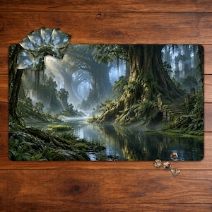 Pode incluir: Um tapete de jogo retangular com uma paisagem detalhada de floresta de fantasia, apresentando grandes árvores cobertas de musgo, um rio calmo e ruínas de pedra. A cena inclui luz nebulosa filtrando através da copa das árvores.