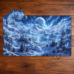 Pode incluir: Um tapete de jogo retangular com uma paisagem de fantasia detalhada de montanhas cobertas de neve, torres de gelo e um lago congelado sob um céu noturno com uma lua grande e auroras boreais. Inclui um baralho de cartas a condizer e quatro dados.