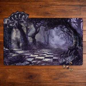 Könnte beinhalten: Eine Spielmatte mit einer Fantasy-Waldszene mit einem karierten Pfad, der zu einem steinernen Torbogen führt. Das Kunstwerk ist in Lila-, Grau- und Schwarztönen gehalten, mit knorrigen Bäumen und einem nebligen Hintergrund. Würfel sind in der unteren rechten Ecke sichtbar.