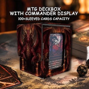 Könnte beinhalten: Eine rechteckige MTG-Deckbox mit Commander-Sichtfenster, verziert mit einer roten Drachenillustration und dem Text MTG DECKBOX WITH COMMANDER DISPLAY 100+SLEEVED CARDS CAPACITY. Die Box hat eine dunkle, feurige Optik in Rot- und Orangetönen.