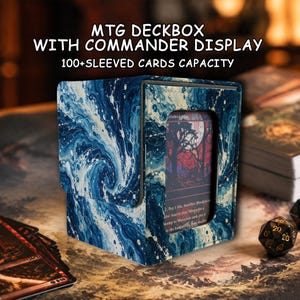 Op de afbeelding: Een blauw en wit gemarmerde deckbox voor ruilkaarten met een displayvenster aan de voorzijde. De tekst luidt MTG DECKBOX WITH COMMANDER DISPLAY 100+SLEEVED CARDS CAPACITY. De doos heeft een scharnierend deksel en een vierkante vorm.