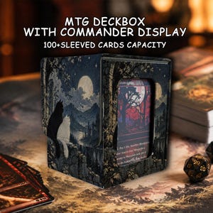 Può includere: Un portamazzo MTG rettangolare con finestra per display, decorato con l'immagine di un gatto bianco e nero seduto su una scogliera che si affaccia su un paesaggio al chiaro di luna. Il testo recita MTG DECKBOX WITH COMMANDER DISPLAY 100+SLEEVED CARDS CAPACITY.