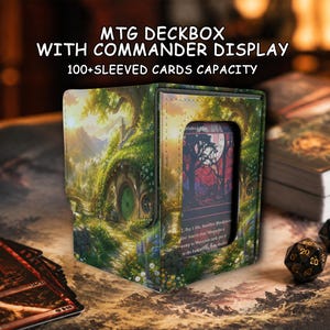 Op de afbeelding: Een rechthoekige MTG-deckbox met een displayvenster voor een commander-kaart, voorzien van een fantasy-landschap met een groen huis in een bos. De tekst luidt MTG DECKBOX WITH COMMANDER DISPLAY en 100+SLEEVED CARDS CAPACITY.