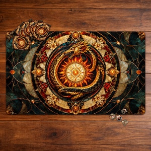 Pode incluir: Um tapete de jogo retangular com uma ilustração circular em estilo de vitral de um dragão dourado enrolado em torno de um emblema solar brilhante. O design inclui padrões geométricos, motivos de lótus e detalhes em vermelho profundo e azul-petróleo.