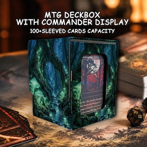 Op de afbeelding: Een rechthoekige MTG-deckbox met een displayvenster voor een commander-kaart, voorzien van een boslandschap met lichtgevende paddenstoelen en een beekje. De tekst luidt MTG DECKBOX WITH COMMANDER DISPLAY en 100+ SLEEVED CARDS CAPACITY. Een zwarte dobbelsteen ligt ernaast.