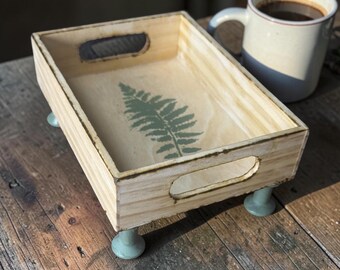Vassoio in legno verde salvia bruciato a mano, organizer con felci decorative