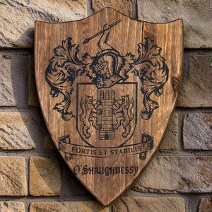 Puede incluir: Una placa de madera en forma de escudo con un acabado de veta de madera marrón oscuro. La superficie muestra un escudo de armas grabado con láser con una torre central, dos leones, un casco y un cimero. Debajo, una cinta dice FORTIS ET STABILIS O'SHAUGHNESSY.