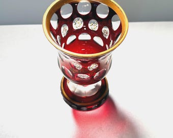 Vintage boho robijn geslepen glazen beker met de hand beschilderd goud verguld Tsjechisch glas