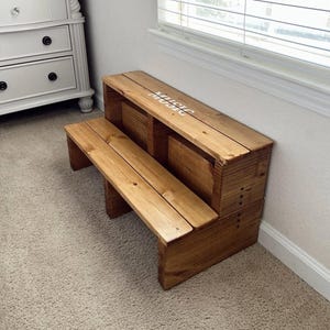 Extrabreiter Holzstufen-Hocker, zwei-stufiges Schlafzimmermöbel, personalisierte Namensoption