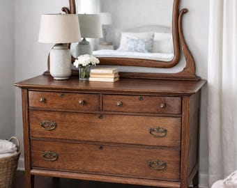 Elige tu color. Cómoda vintage de roble de principios del siglo XX pintada a medida con espejo, aparador y recibidor.