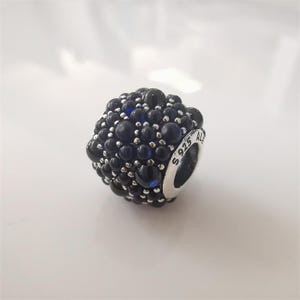 Charm Pandora de plata de ley 925 con diseño de gotas brillantes y pavé de circonitas cúbicas en azul Londres.