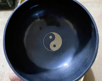 Ciotola tibetana per canto/cura, da 7 a 12 pollici, con simbolo della pace e mantra inciso.