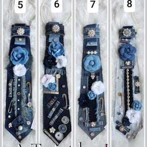 Puede incluir: Cuatro corbatas de mezclilla, cada una adornada con adornos como flores de tela, perlas y alfileres decorativos. Las corbatas son en tonos azules y est&aacute;n unidas a un collar de perlas. El texto "A Twist by Lee" est&aacute; en la parte inferior.