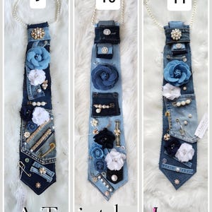 Puede incluir: Tres corbatas de mezclilla, cada una adornada con flores de tela, perlas y alfileres decorativos. Las corbatas presentan varios tonos de mezclilla azul y est&aacute;n adornadas con detalles brillantes. El texto "A Twist by Lee" es visible en la parte inferior de la imagen.