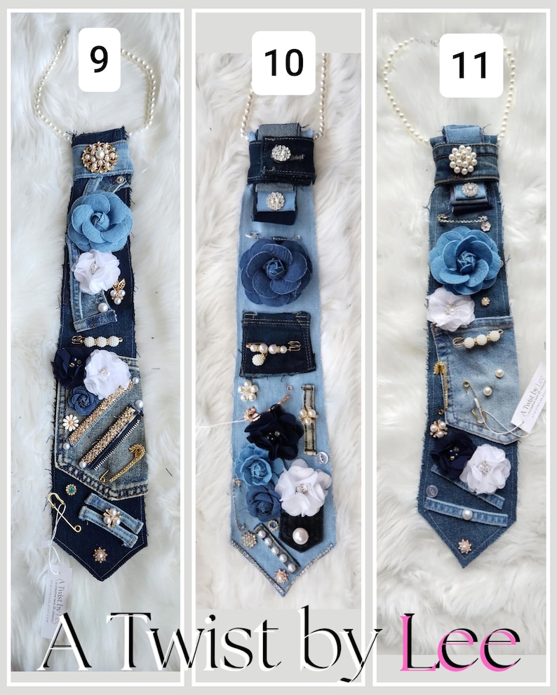 Puede incluir: Tres corbatas de mezclilla, cada una adornada con flores de tela, perlas y alfileres decorativos. Las corbatas presentan varios tonos de mezclilla azul y est&aacute;n adornadas con detalles brillantes. El texto "A Twist by Lee" es visible en la parte inferior de la imagen.