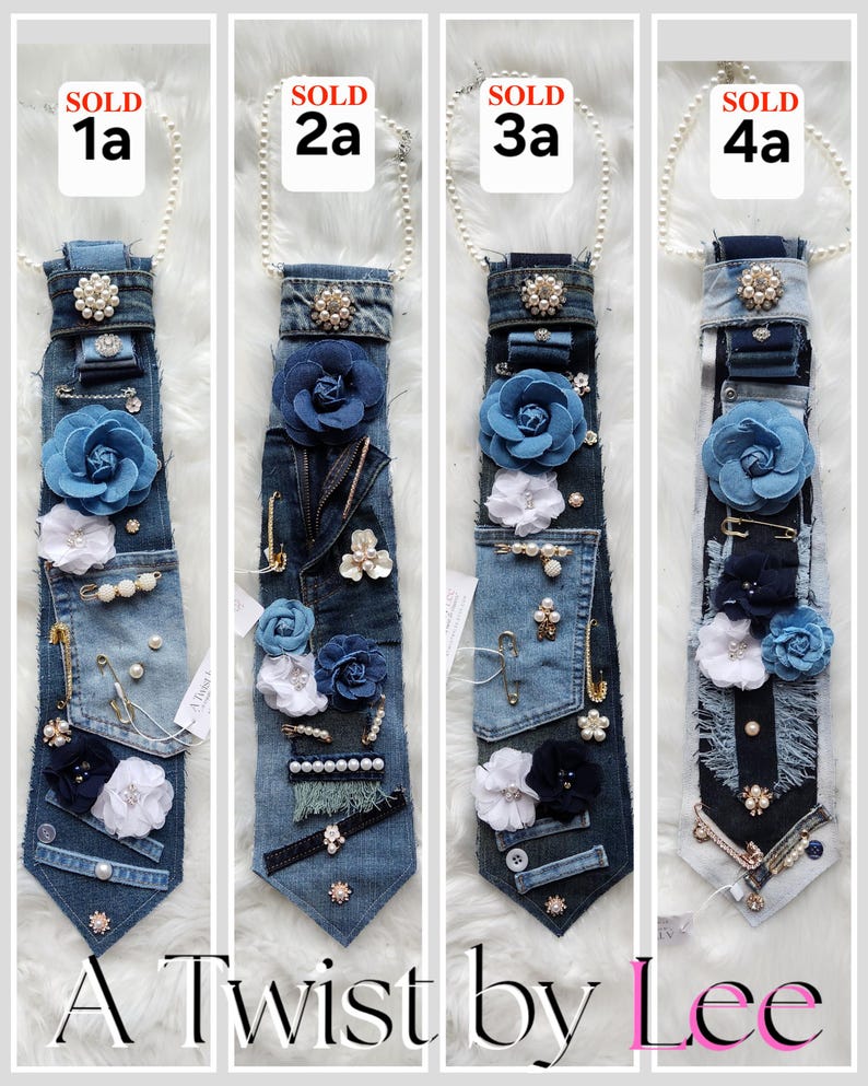 Puede incluir: Cuatro corbatas de mezclilla, cada una adornada con flores de tela, perlas y alfileres decorativos. Las corbatas est&aacute;n adornadas con varios detalles de mezclilla y est&aacute;n unidas a un collar de perlas. El texto "A Twist by Lee" est&aacute; en la parte inferior.