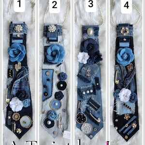 Puede incluir: Cuatro corbatas de mezclilla con collares de perlas, cada una adornada de forma &uacute;nica. Los dise&ntilde;os incluyen flores de tela azul, alfileres decorativos y varios acentos de cuentas y joyas. El texto "A Twist by Lee" est&aacute; en la parte inferior.