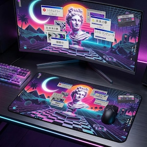 Pode incluir: Um tapete de secretária retangular com estética vaporwave, apresentando um busto clássico, um chão axadrezado, palmeiras, uma lua crescente e janelas pop-up de computador retro com texto em japonês sobre um pôr do sol rosa e roxo.