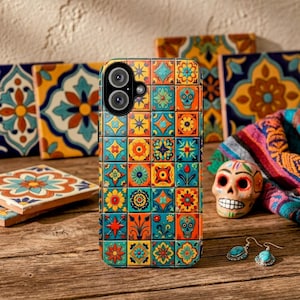 Puede incluir: Juego de tres tazas de cerámica con acabado mate moteado. Las tazas son de color crema, gris claro y gris oscuro. Cada taza tiene un diseño minimalista y un asa redondeada.