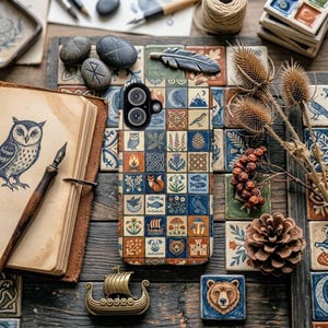 Könnte beinhalten: Eine dekorative Handyhülle mit einem farbenfrohen, gemusterten Design mit Quadraten, die jeweils ein anderes Bild enthalten, darunter eine Eule, ein Fuchs und ein Fisch. Die Hülle ist von dekorativen Gegenständen umgeben, wie einem Notizbuch, einem Stift und kleinen Fliesen.