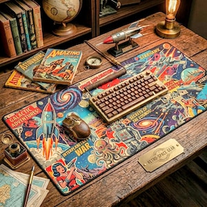 Może przedstawiać: Konfiguracja biurka w stylu vintage z podkładką pod mysz o tematyce kosmicznej, klawiaturą i myszą. Podkładka pod mysz zawiera ilustracje w stylu komiksowym oraz tekst "GALACTIC ADVENTURES!" i "INTERPLANETARY WAR". Mosiężna tabliczka głosi "RETRO-SPACE GEAR".