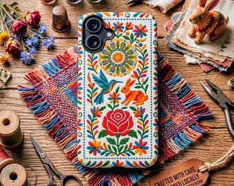 Funda para dispositivo con diseño vibrante de colibrí y conejo, estampado floral de rosas Otomi, resistente y protectora.