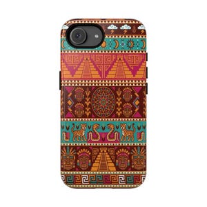 Op de afbeelding: Een smartphonehoesje met een herhalend patroon van op Meso-Amerika geïnspireerde motieven, waaronder piramides, jaguars, slangen, zonnen, manen en gestileerde gezichten in een kleurenpalet van oranje, turquoise, magenta en donkerbruin.