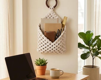 Organizador de pared de macramé hecho a mano | Bolsa de pared estilo boho | Cesta de almacenamiento colgante | Soporte para correo y revistas | Organizador para la oficina en casa