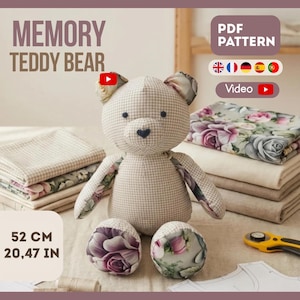 Könnte beinhalten: Ein Erinnerungs-Teddybär aus beigefarbenem und weißem Vichy-Stoff mit floralem Muster an Ohren und Füßen. Der Bär hat dunkelblaue Augen und eine dunkelblaue Nase. Text beinhaltet: "MEMORY TEDDY BEAR", "PDF PATTERN", "Video", "52 CM 20,47 IN".