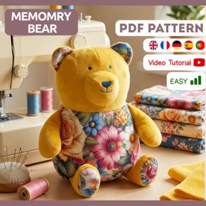 Pode incluir: Um urso de pelúcia amarelo com barriga e patas estampadas com flores. O urso está sentado em uma superfície de madeira, com materiais de costura e uma máquina de costura ao fundo. Os textos "MEMOMRY BEAR" e "PDF PATTERN" são visíveis.