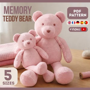 Peut inclure: Deux ours en peluche roses, un grand et un petit, en tissu à carreaux. Le texte "MEMORY TEDDY BEAR" est en haut à gauche. L'image comprend également le texte "PDF PATTERN" et "5 SIZES".