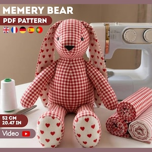 Puede incluir: Un conejo de peluche hecho de tela de cuadros vichy roja y blanca con pequeños corazones rojos en las orejas y los pies. El juguete mide 52 cm de alto, acompañado de una máquina de coser, un carrete de hilo blanco y rollos de tela a juego.