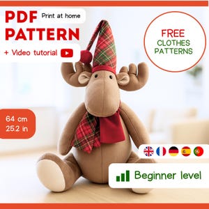 Pode incluir: Um brinquedo de pelúcia de alce, com 64 cm de altura, com chapéu e cachecol xadrez vermelho e verde. A imagem inclui o texto "PDF PATTERN" e "FREE CLOTHES PATTERNS". O design é rotulado como "Beginner level".