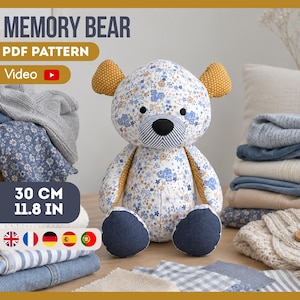 Könnte beinhalten: Ein handgefertigter Memory Bear, ca. 30 cm groß, aus Stoff mit einem Blumenmuster in Blau und Weiß. Der Bär hat blaue Jeansfüße und eine gestreifte Nase. Die Ohren sind gelb gepunktet. Das Bild enthält den Text "Memory Bear PDF Pattern".