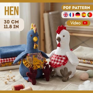 Puede incluir: Dos muñecos de gallina de peluche, uno azul y otro blanco, cada uno con un delantal decorativo. La gallina azul mide 30 cm de altura. La imagen incluye el texto "HEN" y "PDF PATTERN".