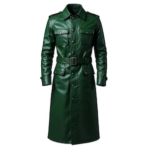 Könnte beinhalten: Ein langer, dunkelgrüner Ledertrenchcoat mit Knopfleiste, Gürtel und zwei Brusttaschen. Der Mantel hat einen klassischen Kragen und Schulterklappen. Der Mantel ist aus glänzendem Material gefertigt.