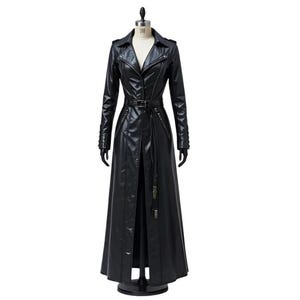 Puede incluir: Abrigo largo de cuero negro con cuello con muescas, cinturón y mangas largas. El abrigo se exhibe en un maniquí y tiene un diseño frontal dividido. El abrigo es una prenda elegante y con estilo.